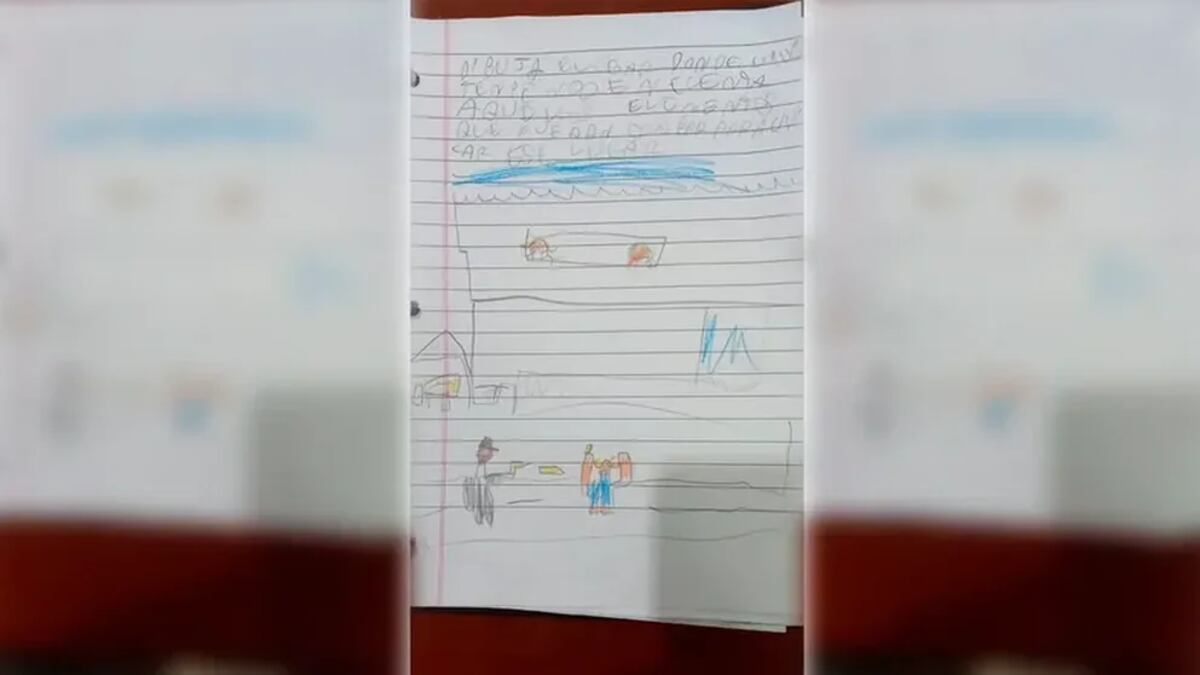 El dibujo del nene rosarino de 7 años representando a su barrio con un hombre armado y asaltando a una persona.