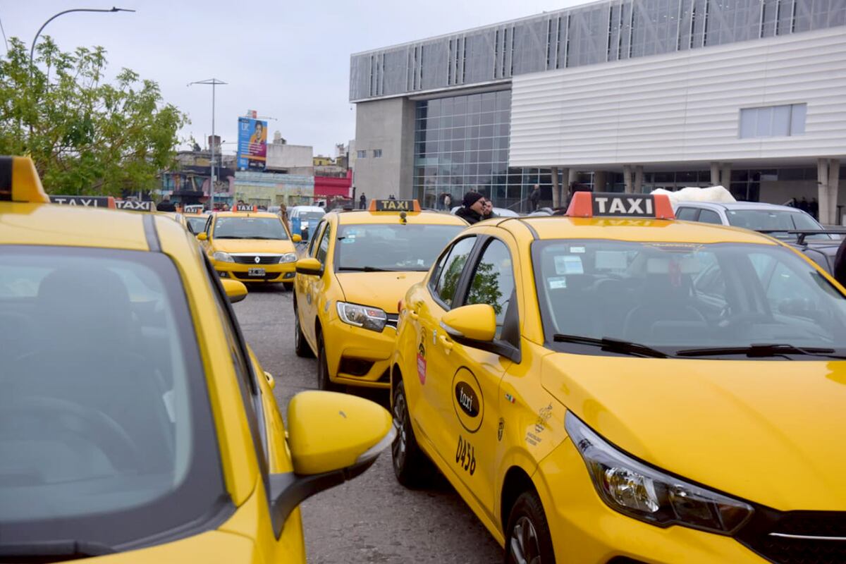 Cientos de taxis y remises podrían estar circulando sin seguro tras la inhabilitación de varias compañías 