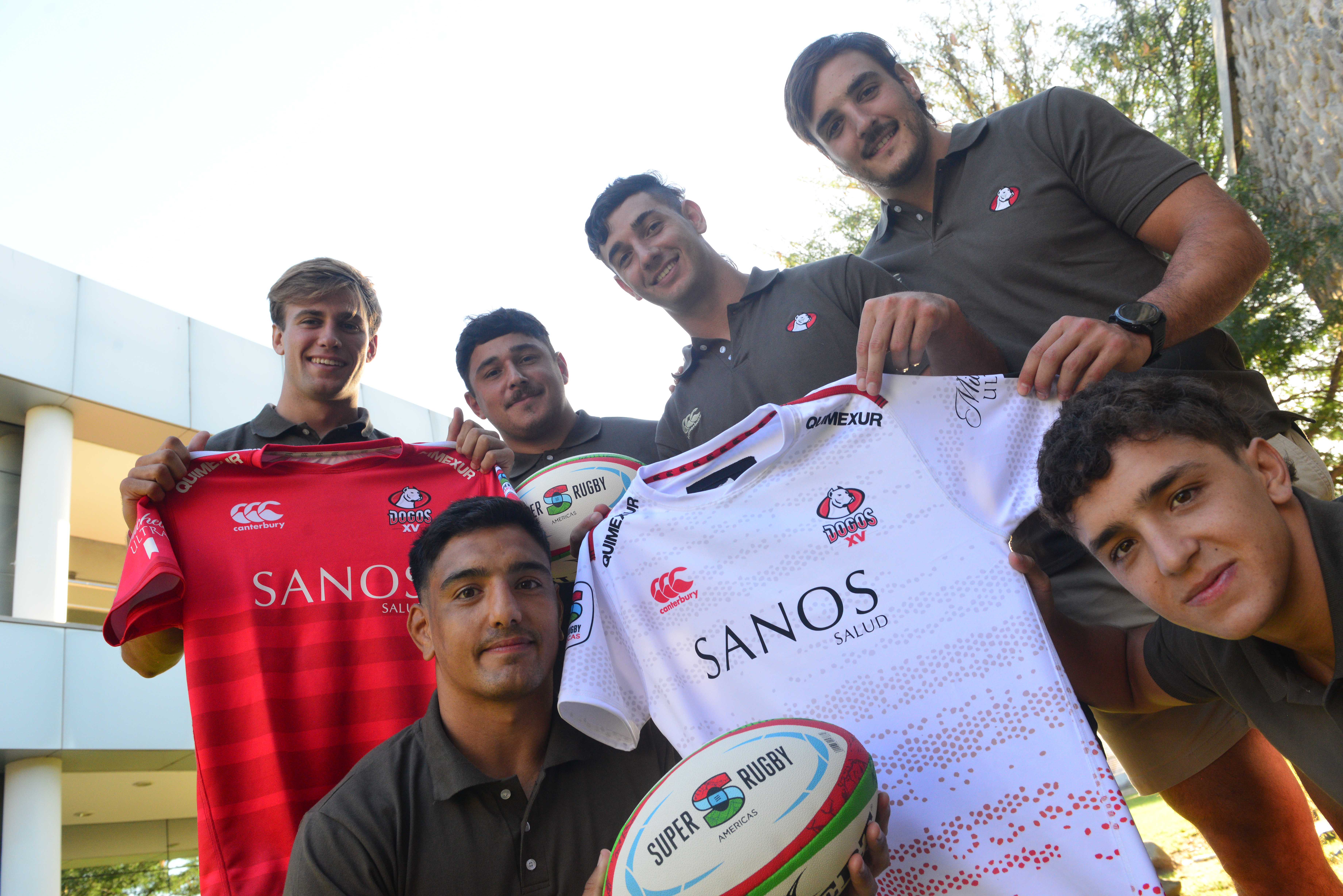 Un grupo de jugadores de Dogos XV posa con la camiseta que lucirá la franquicia en el Súper Rugby Américas 2024. (Javier Ferreyra / La Voz)