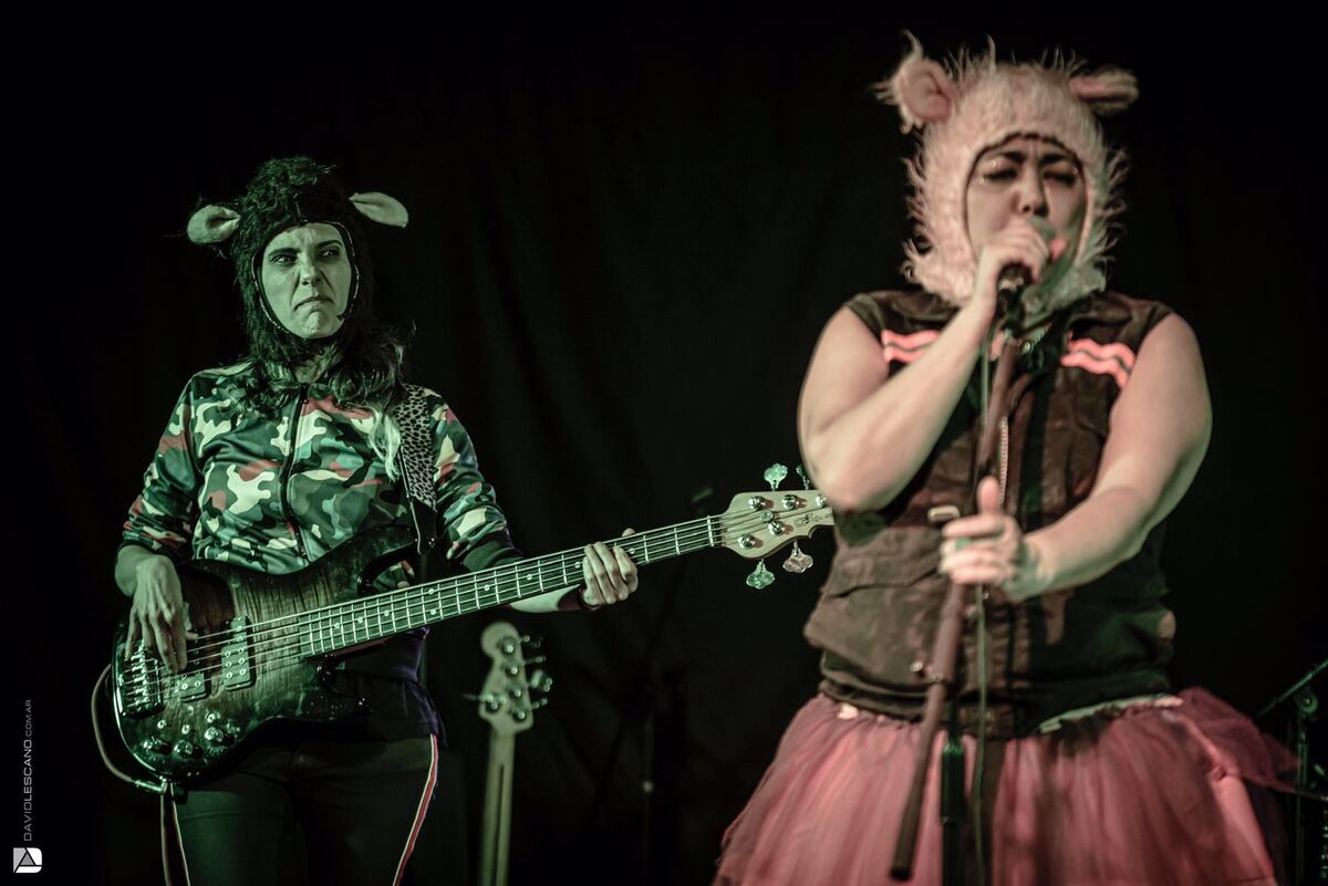 Brenda Martin, de Eruca Sativa, fue la invitada especial de Pequeño Bambi en su gira porteña. (Gentileza David Lescano)