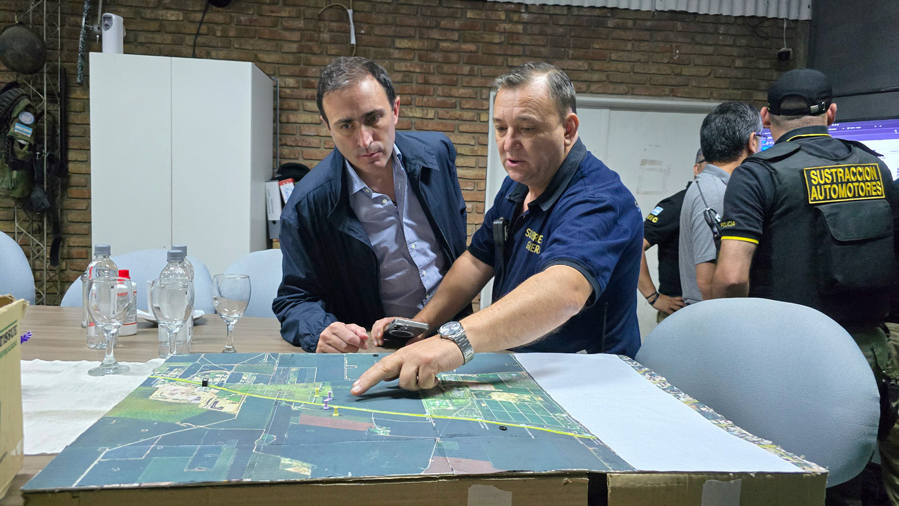 El ministro de Justicia y Trabajo, Julián López, estuvo en la base de operaciones, siguiendo el minuto a minuto del operativo. (Gobierno de Córdoba)