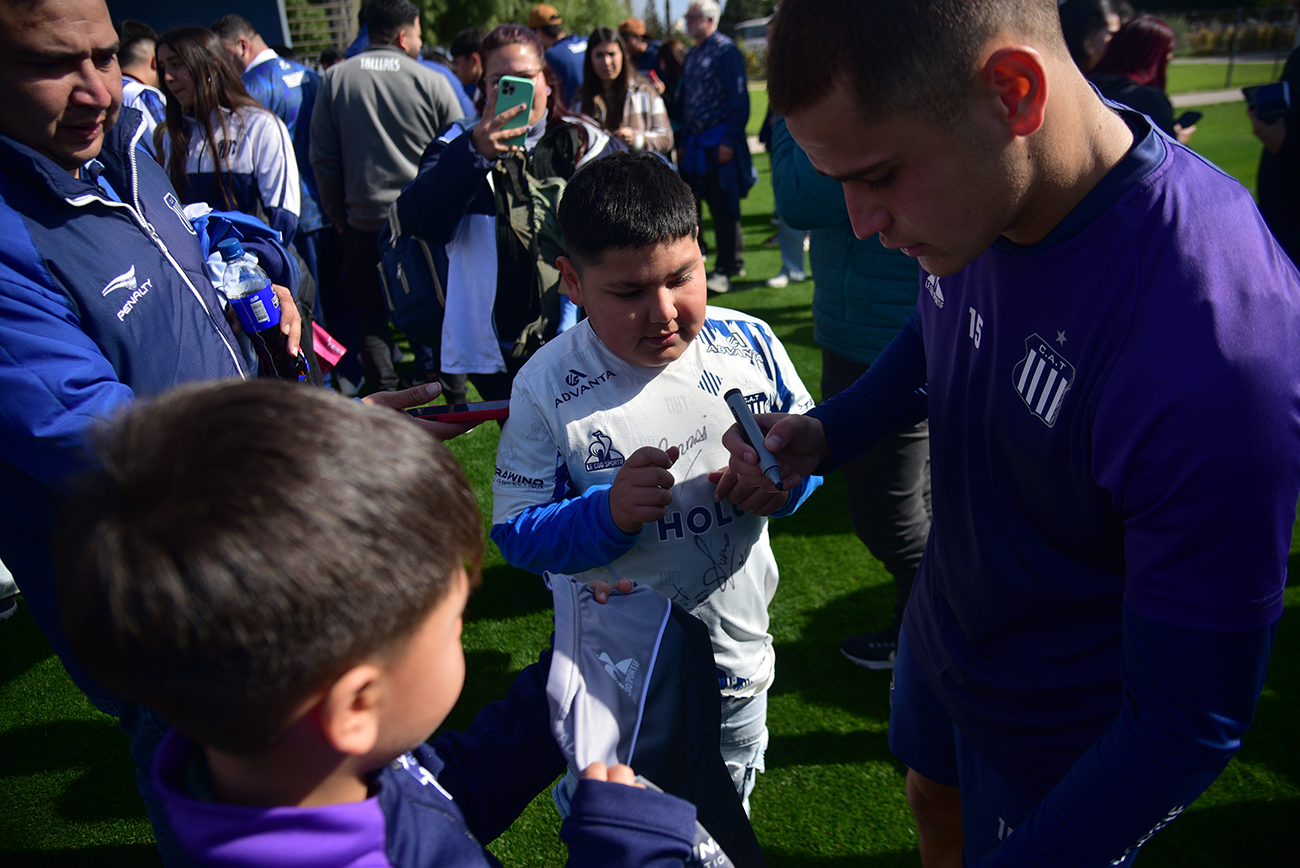 Experiencia Talleres para socias y socios. Pueden acceder a un entrenamiento del plantel profesional y tienen un momento de contacto con futbolistasFoto: Pedro Castillo / La Voz 