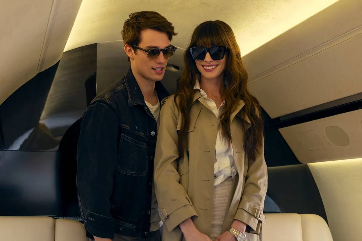 Nicholas Galitzine y Anne Hathaway, en un tramo de "La idea de ti". (Amazon Prime Video)