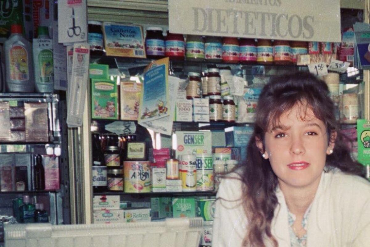 Mariana en la farmacia de su mamá. Trabajó con ella en sus años de estudiante y hasta que se casó (Foto: gentileza Mariana Scerbo)