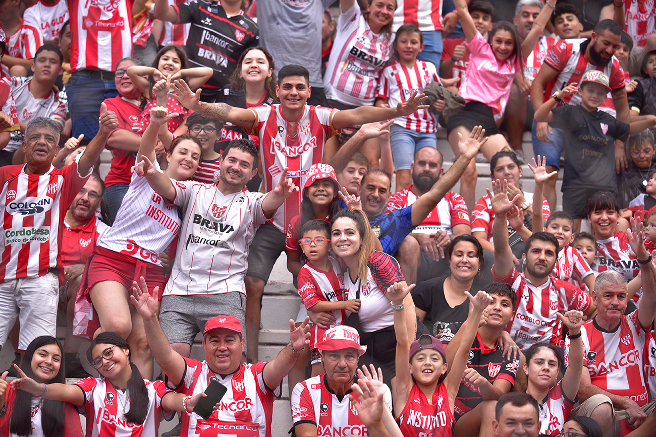 Fotos de hinchas de Instituto en el estadio Monumental en el partido ante Sarmiento de Junín para la Liga Profesional. (Ramiro Pereyra)