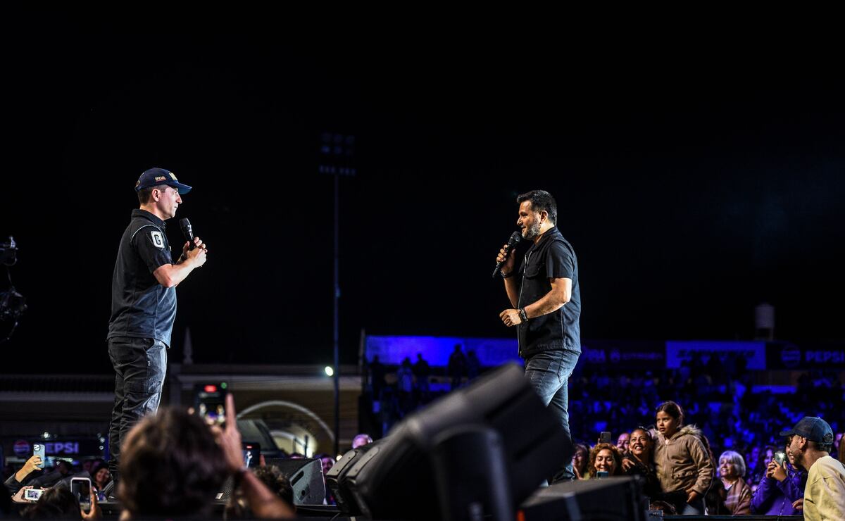El Oficial Gordillo y Jorge Rojas, durante su cruce coscoíno. (La Voz)