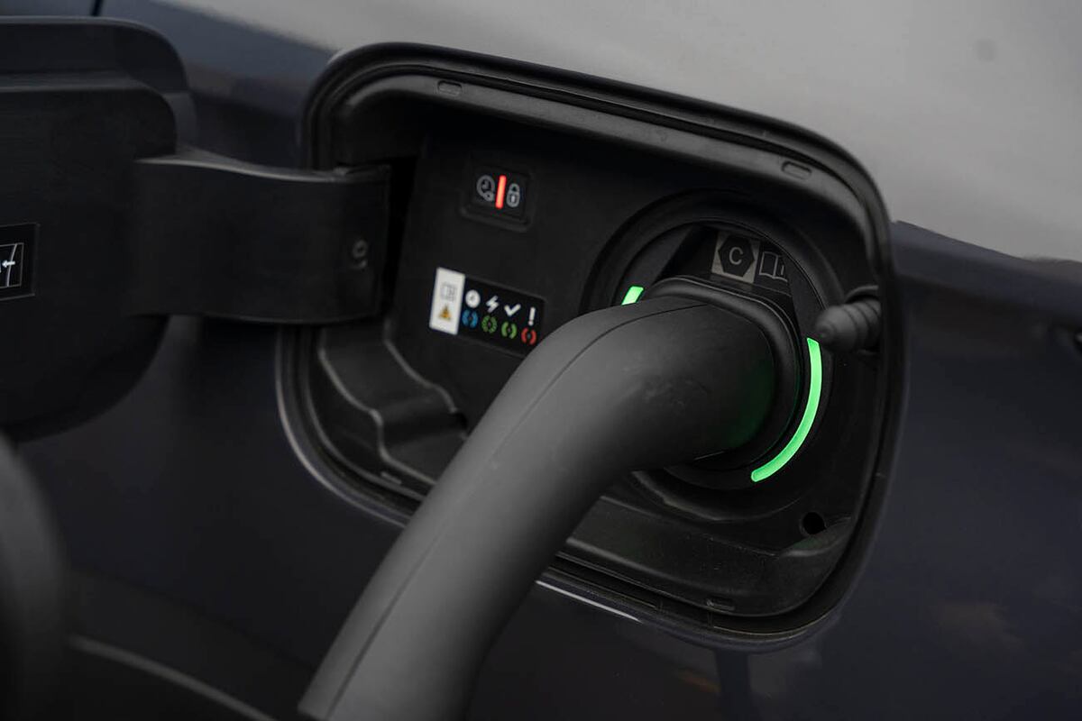 El auto viene con un cargador Wall Box que en 120 minutos recarga las baterías.