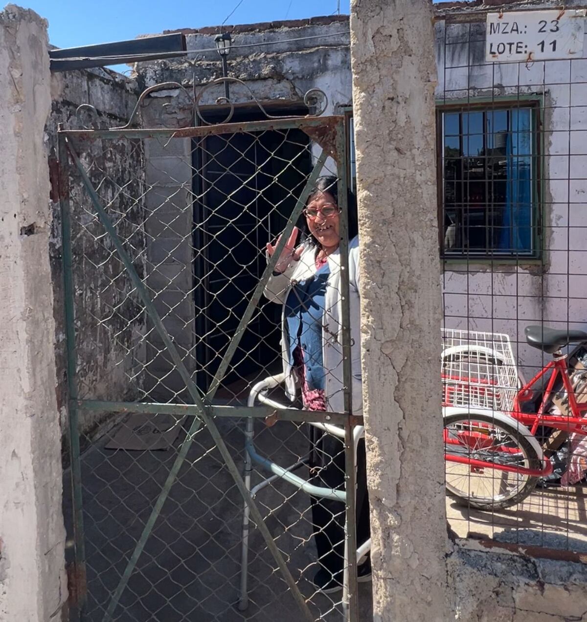 Ana María Ferreyra y supo enfrentar cada inconveniente que se le puso en el camino. Hoy ayuda a los más necesitados en su propio hogar.