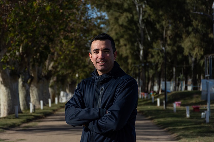 Lucas Botta, licenciado en historia. Vive en la cordobesa Pilar y se está transformando en una "estrella" de la divulgación sobre historia argentina. (La Voz).
