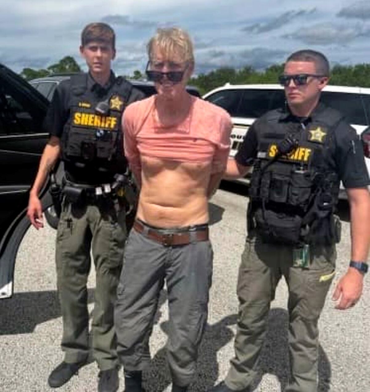 En esta imagen publicada por la Oficina del Sheriff del Condado de Martin, Florida, agentes del orden arrestan a Ryan Routh, el hombre sospechoso del aparente intento de asesinato de Donald Trump, el domingo 15 de septiembre de 2024. (Oficina del Sheriff del Condado de Martin vía AP)