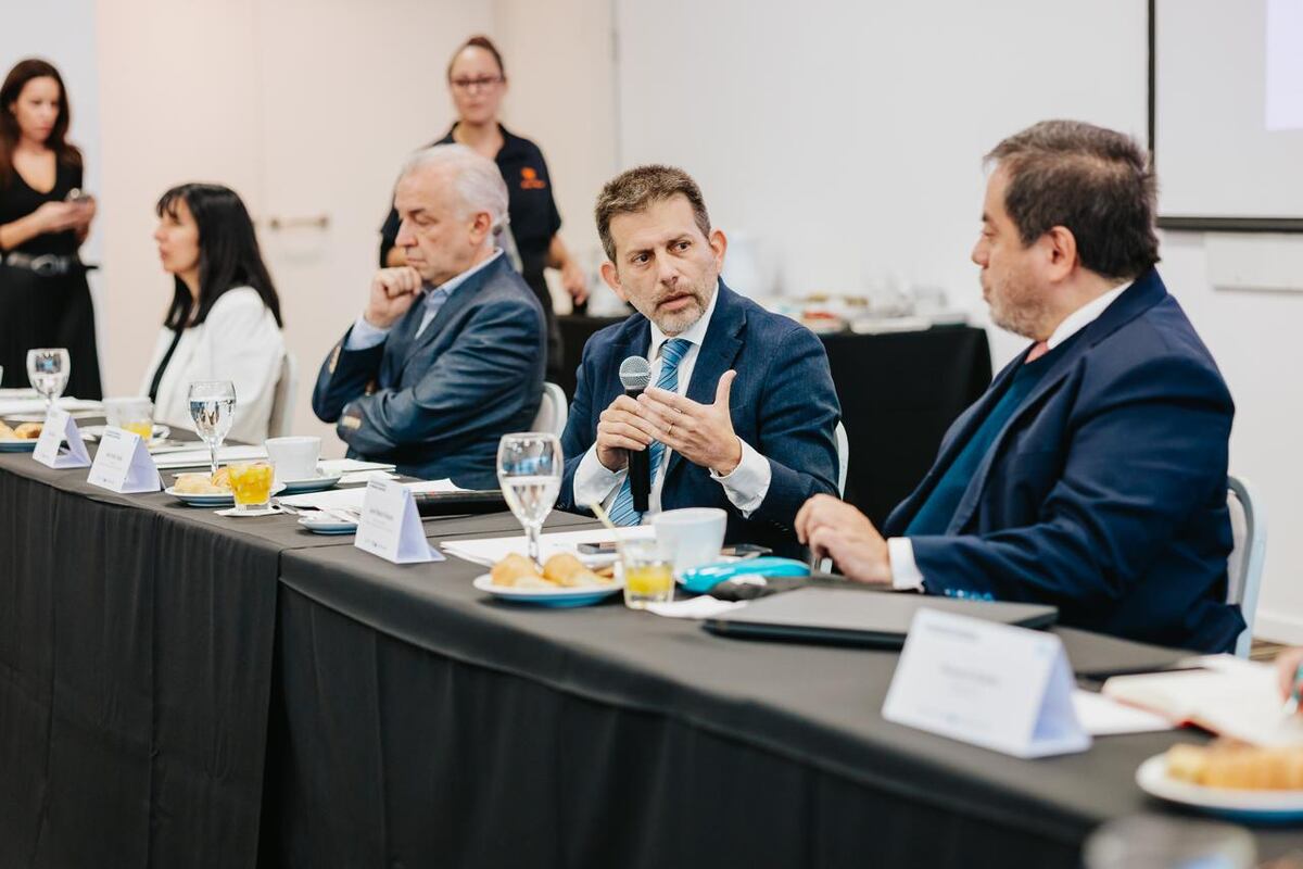 Utrera, en una de sus exposiciones y mesa de trabajo con el sector privado.