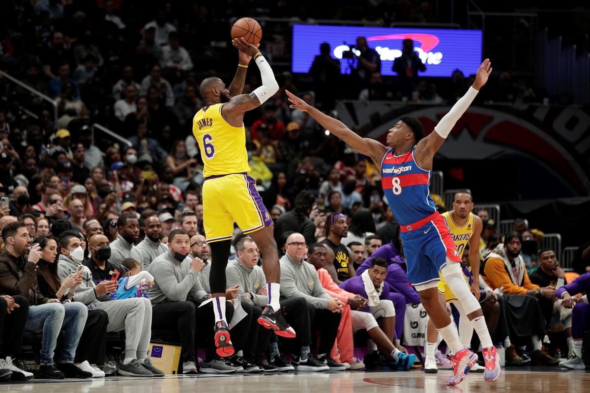 LeBron James, astro de Los Angeles Lakers y máxima figura de la NBA, deberá cambiar el número 6. (AP)