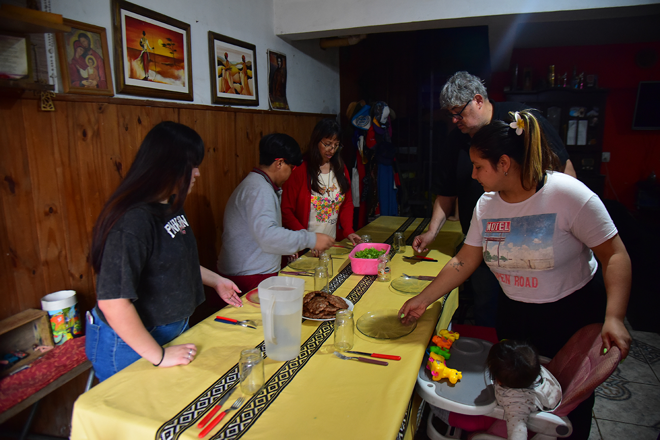 Tiziana, Rosita, Catriel junto a Claudia y Jorge preparan la mesa para el almuerzo. (Foto: Pedro Castillo / La Voz) 