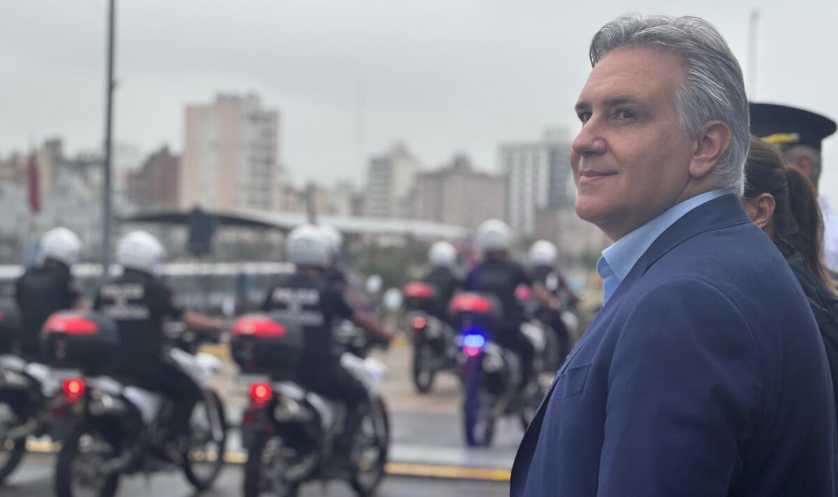 Llaryora entregó 600 motos a la Policía y pidió endurecer las penas contra los motochoros.