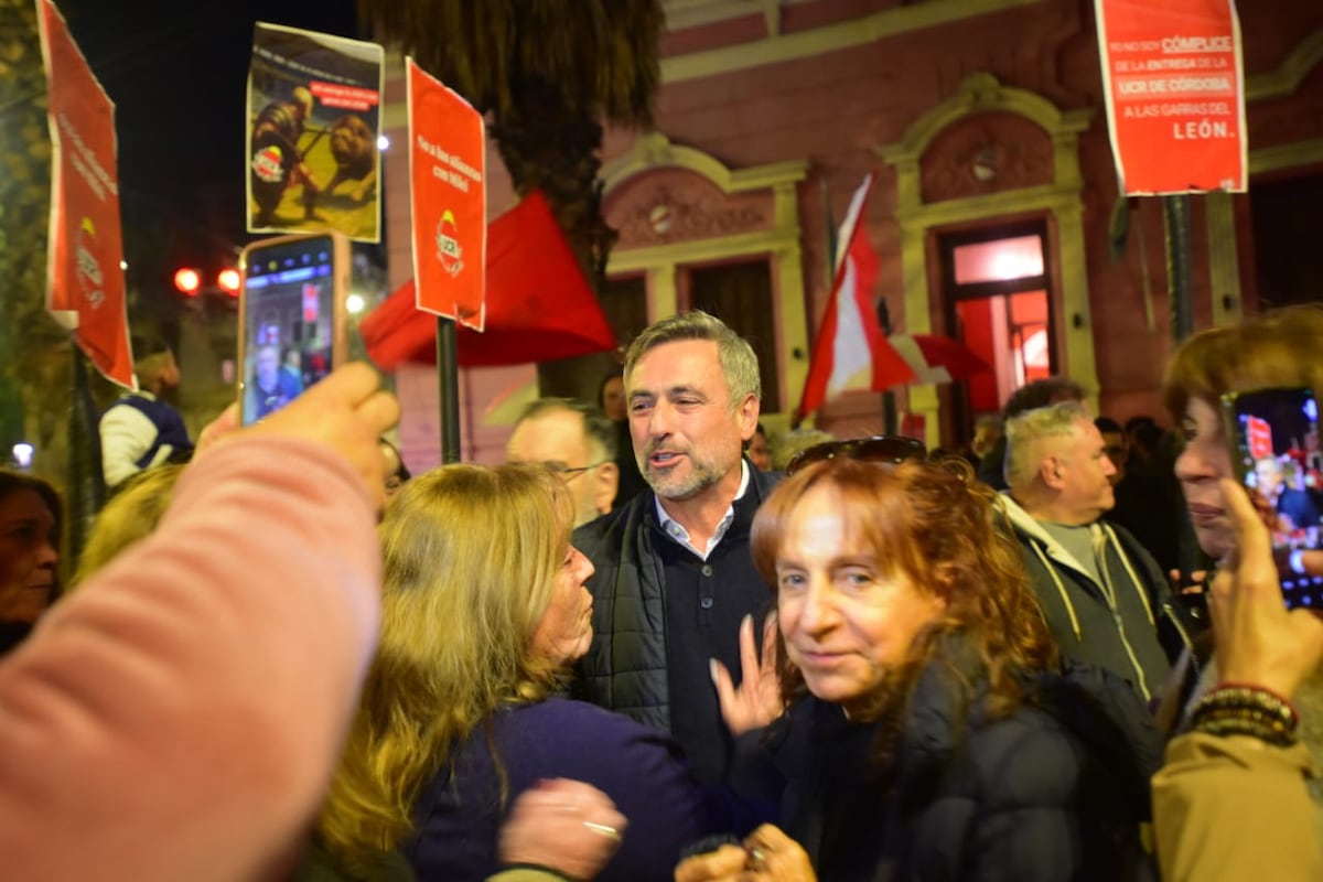 Mestre saluda a sus seguidores en la explanada de la Casa Radical.