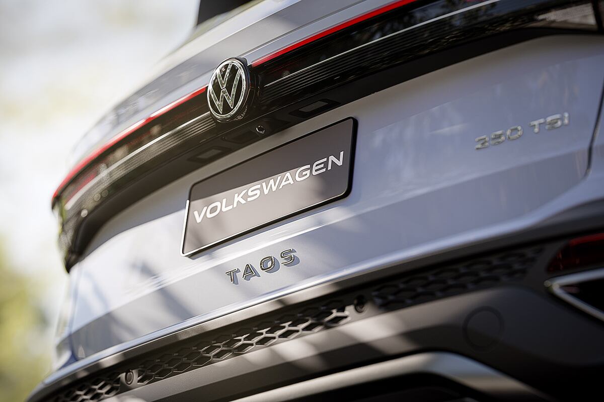El logo trasero de Volkswagen también está iluminado y crea un efecto visual único, sobre todo en una conducción nocturna.