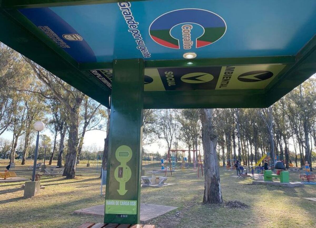 La estación tiene un termotanque solar y puerto para cargar baterías de celulares u otros dispositivos.