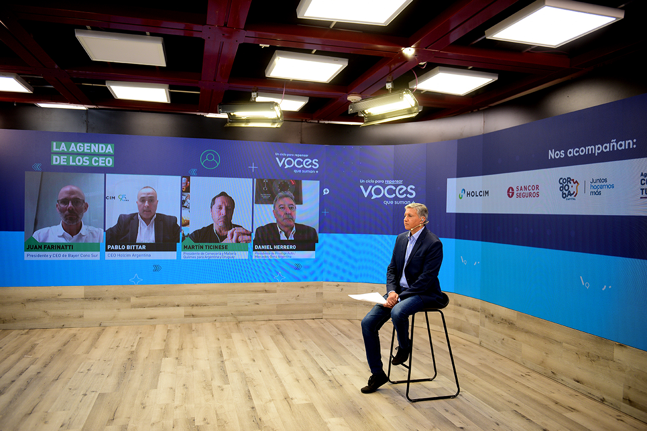 "Voces que suman". Daniel Alonso, periodista de La Voz; Juan Farinatti (Bayer); Pablo Bittar (Holcin); Martín Ticinese, y Daniel Herrero, en el estudio de La Voz del Interior. (José Gabriel Hernández / La Voz)