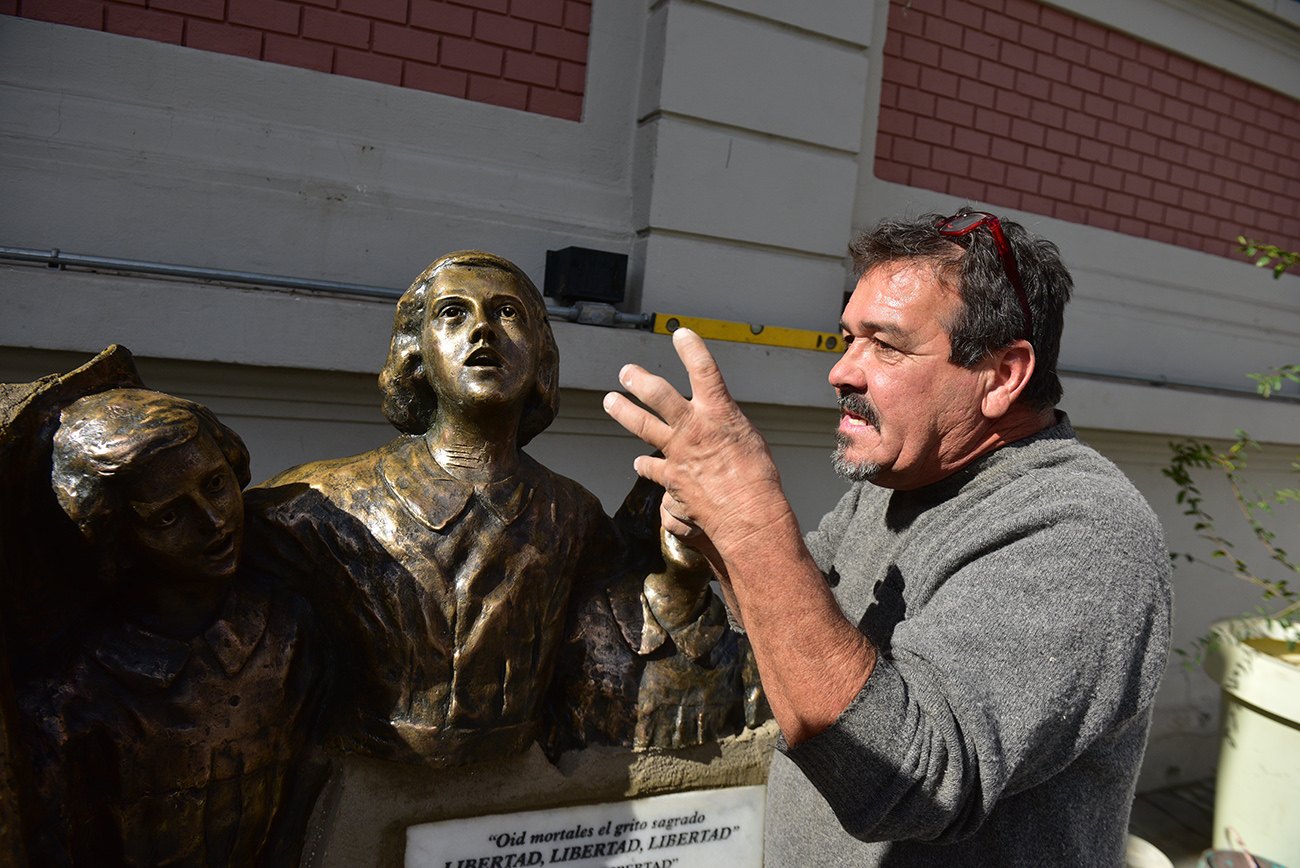 Escultura Libertad o el Himno restaurada y colocada en el CPC de San Vicente ( Ramiro Pereyra /La Voz )
