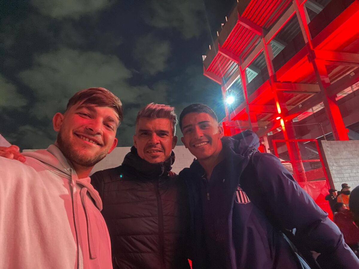 La familia de Joaquín Mosqueira. Papá Cristian y su hermano Valentín lo acompañan a todos lados. Ante Unión, fue un partido especial. Talleres compró su pase al "Tate".