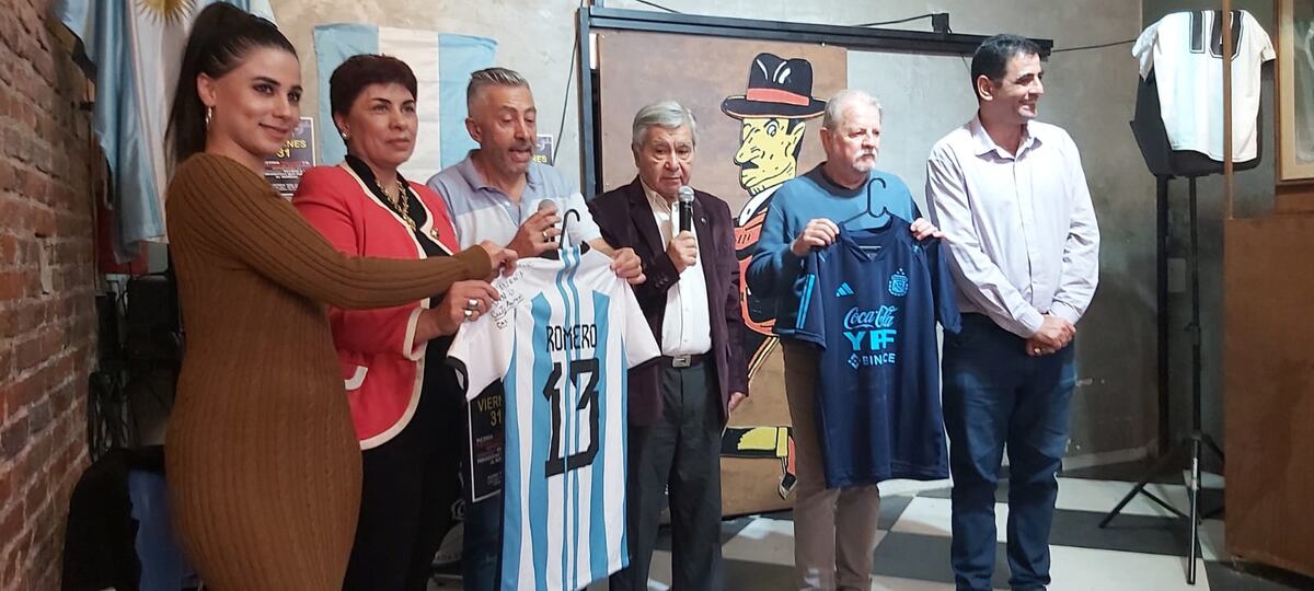 Reconocimiento a periodistas que cubrieron el Mundial Qatar 2022 y a periodistas históricos de Córdoba como Víctor Brizuela, Rubén Torri y Osvaldo Wehbe. También a la familia de "Cuti" Romero. Fue en la pizzería San Luis (Gentileza Pedro Ludicello de la Pizzería San Luis)