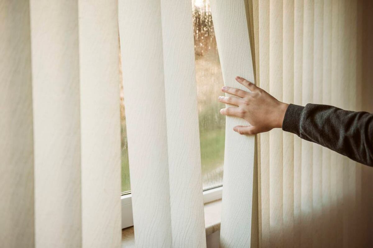 Durante años, las cortinas fueron un elemento esencial en la decoración del hogar, pero su mantenimiento complicado y la evolución del diseño de interiores llevó a muchas personas a buscar opciones más prácticas y funcionales. (Freepik)