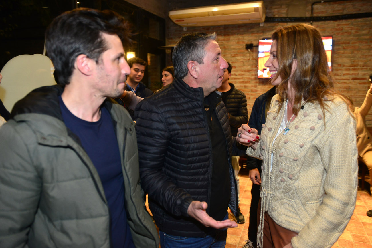 Adela Arning, actual intendenta, y Daniel Salibi, intendente saliente, de Mendiolaza. (Nicolás Bravo / La Voz)