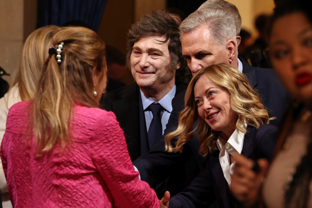 El presidente Javier Milei junto al expresidente de la Cámara de Representantes, Kevin McCarthy y la primera ministra italiana, Giorgia Meloni, antes de la 60ª inauguración presidencial en la Rotonda del Capitolio de los Estados Unidos en Washington. (Chip Somodevilla / vía AP)
