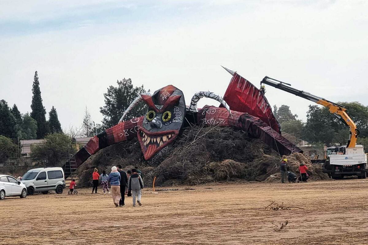 El diablo que quemarán en el fogón de San Pedro, Marcela Focaccia, profesora quien dirigió a los alumnos de arte que hicieron el diablo. (La Voz)