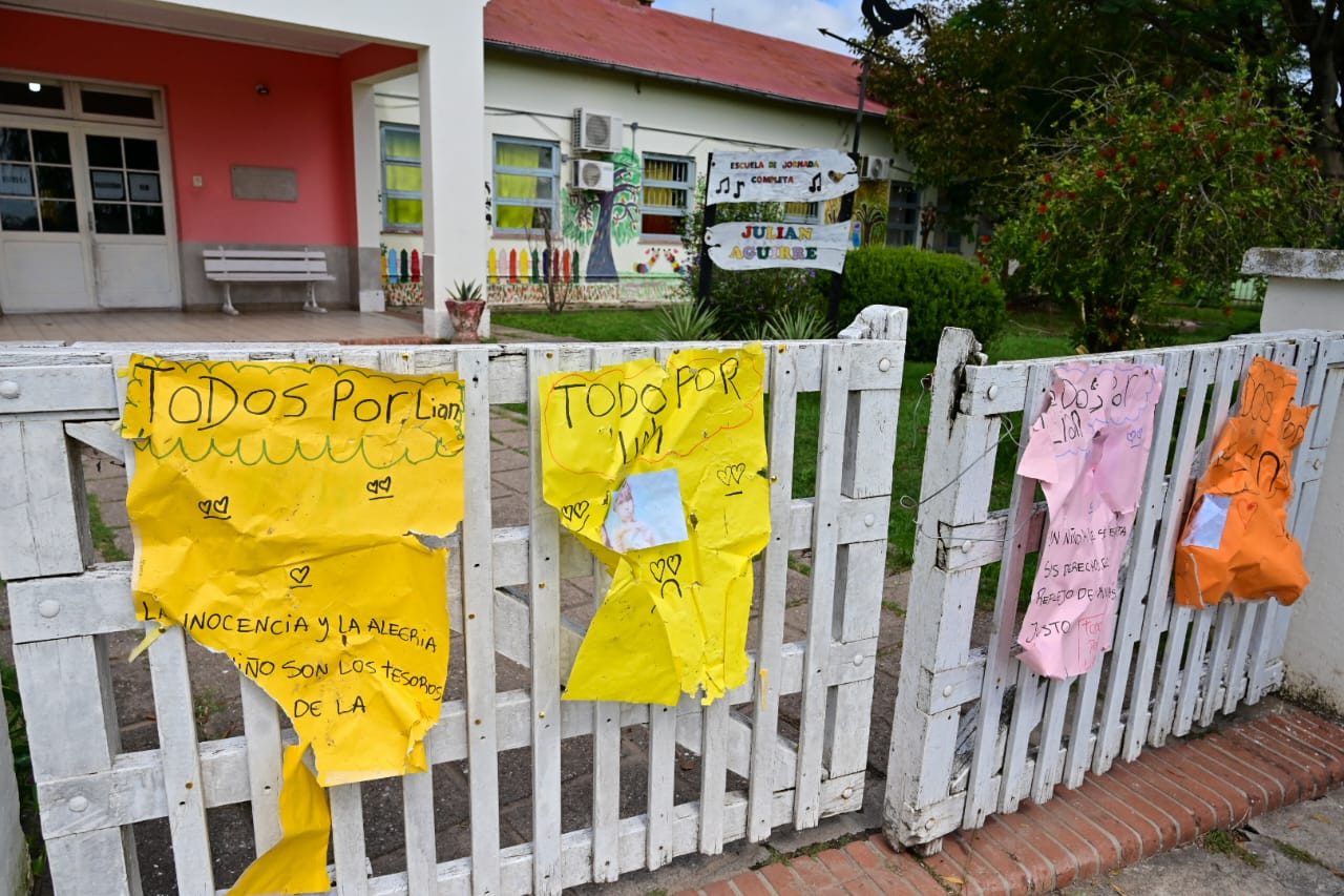Carteles por Lian en la escuela de Ballesteros Sud, a la que concurren sus hermanos. (La Voz)
