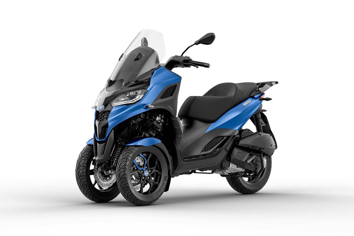 Las tres ruedas ofrecen mayor estabilidad sobre el asfalto gracias al apoyo que posee. Esto hace que sea moto para viajar más cómoda tanto para el usuario como para el pasajero.
