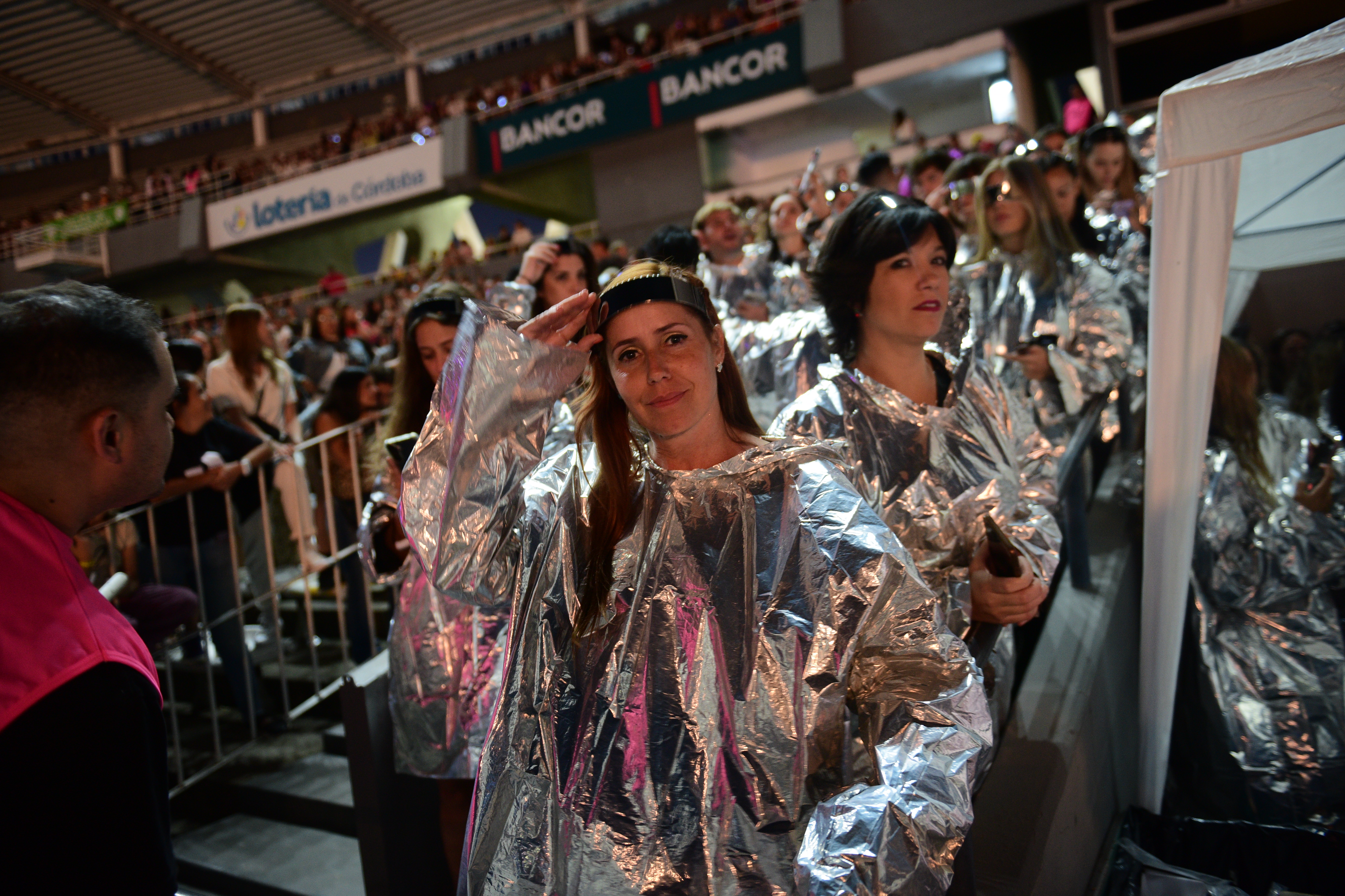 Fans locales e "influencers" participaron de la caminata que acompañó el ingreso de Shakira en el estadio Kempes. (Javier Ferreyra / La Voz)