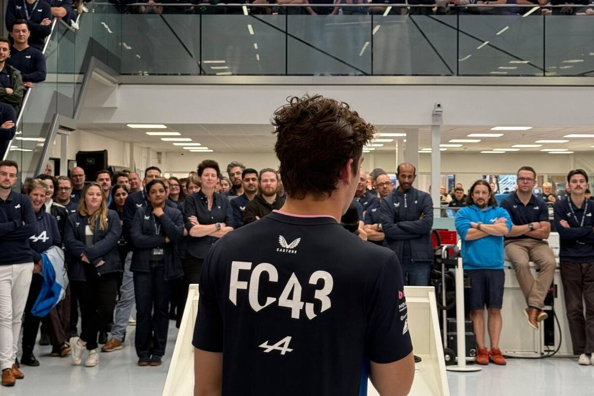 Colapinto con los trabajadores de Alpine (Prensa)