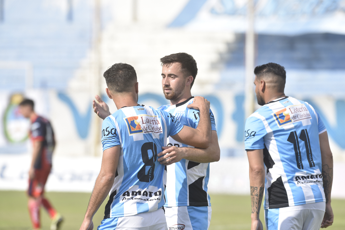 Racing le ganó 3-2 a Defensores del Pronunciamiento. Foto Ramiro Pereyra