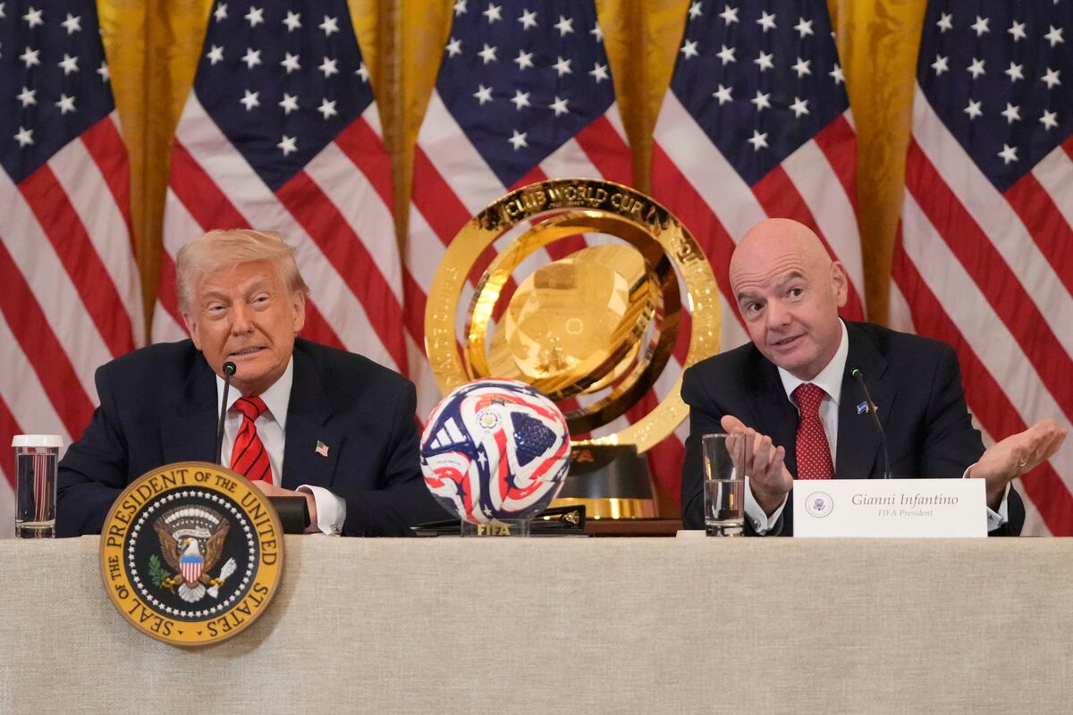 Donald Trump junto a Gianni Infantino, en la Casa Blanca, el martes 6 de mayo de 2025. (AP Foto/Mark Schiefelbein)
