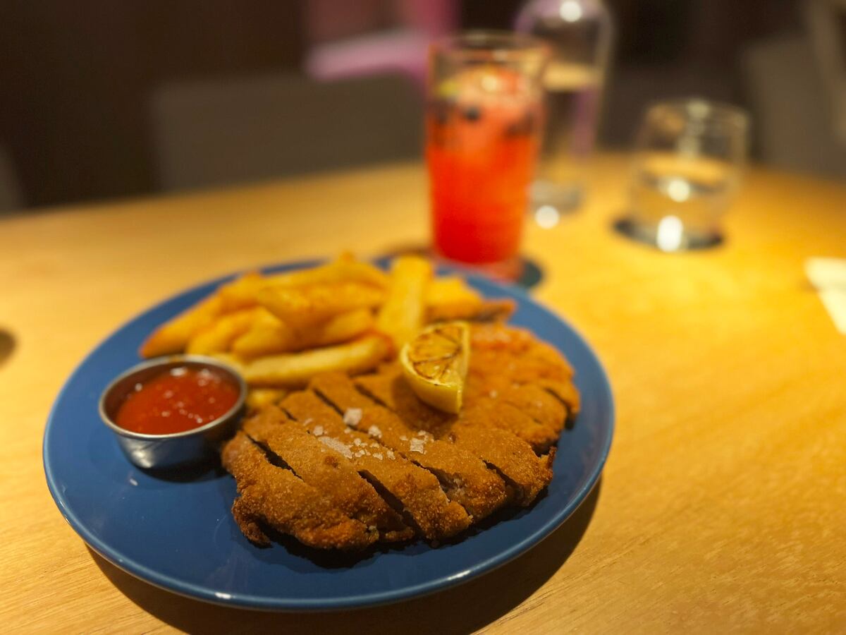 Una buena milanesa en Ciudadano, restaurante de la calle Tejeda (La Voz).
