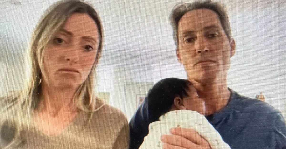 La foto de los padres con su beba. Orlando Sentinel.