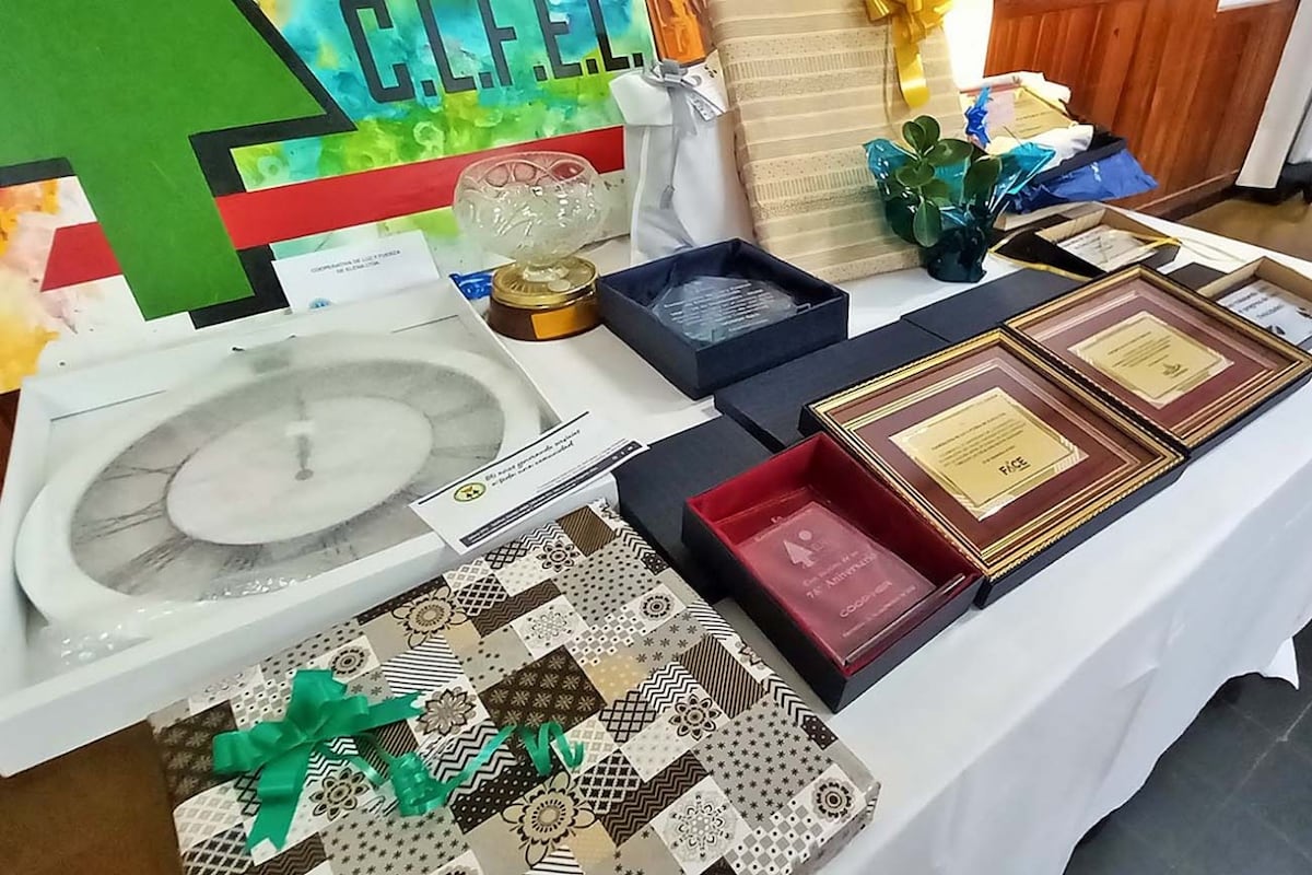 Las entidades de segundo grado acompañaron a la cooperativa con presentes evocativos.
