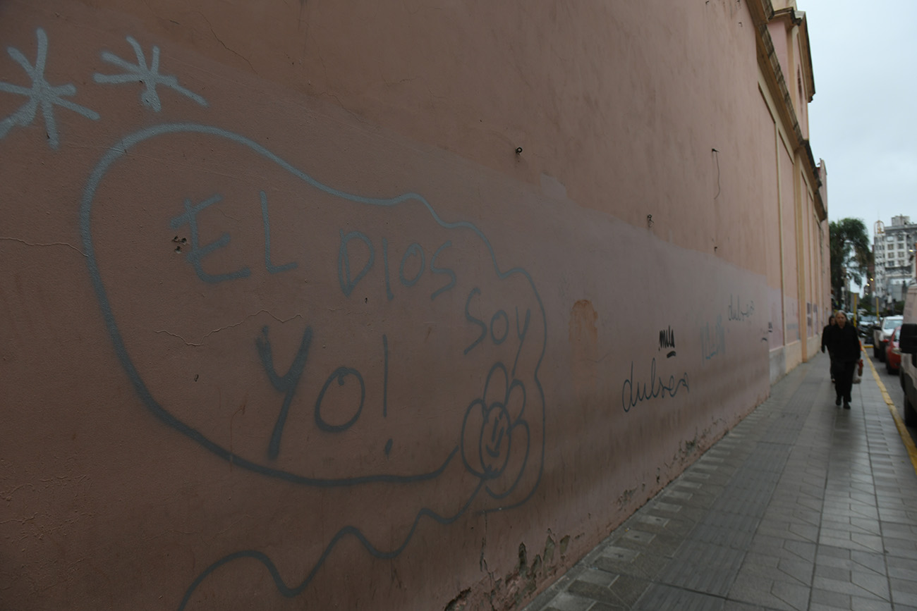La fachada lateral de la Basílica Santo Domingo, una constante de pintadas y grafitis. ( Ramiro Pereyra /La Voz)