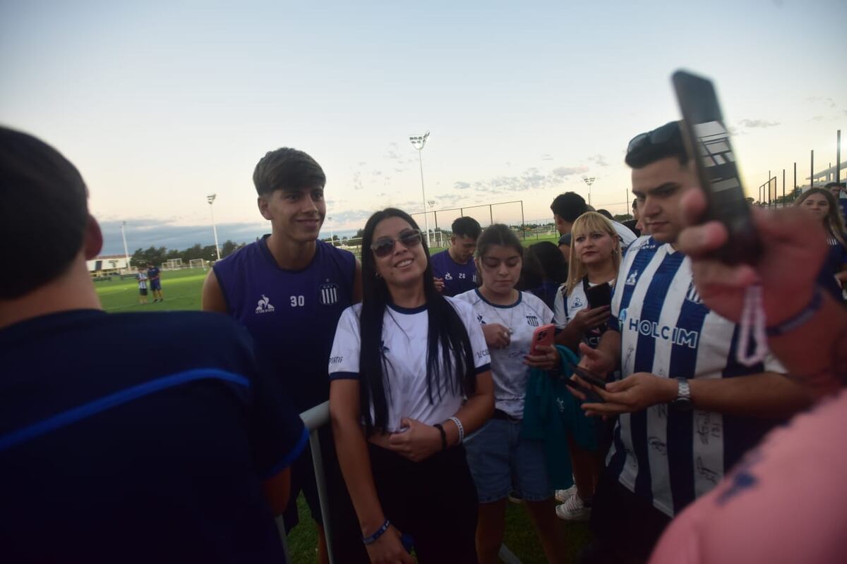 Talleres: el entrenamiento abierto reforzó el vínculo entre el plantel y su gente, en una tarde marcada por el viento y el aliento constante. (Javier Ferreyra / La Voz)