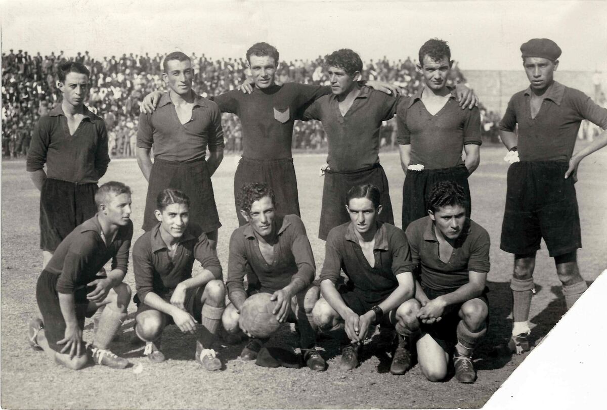 Sobre Rafael Núñez al 6.000, se mantiene de pie en estado precario. Lo levantó el Audax Córdoba, uno de los clubes pioneros de la actividad deportiva de la ciudad. Una historia increíble. (Gustavo Farías)