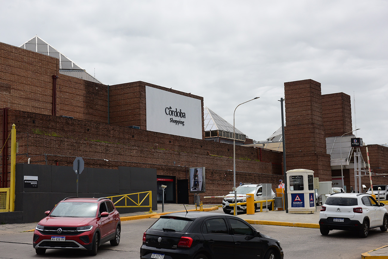 Vecinos del Shopping de Villa Cabrera se quejan del riuo que producen los aires acondicionados. (José Gabriel Hernández / La Voz)