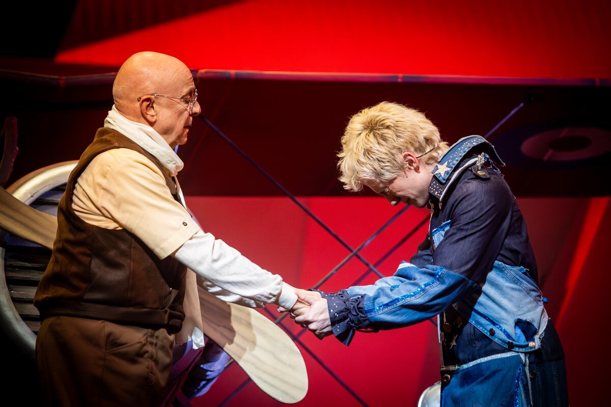 Pasaje de "El Principito, una aventura musical" en la que Juan Carlos Baglietto interactúa con el venezolano Luis Rodríguez Echeverría. (Prensa EP)