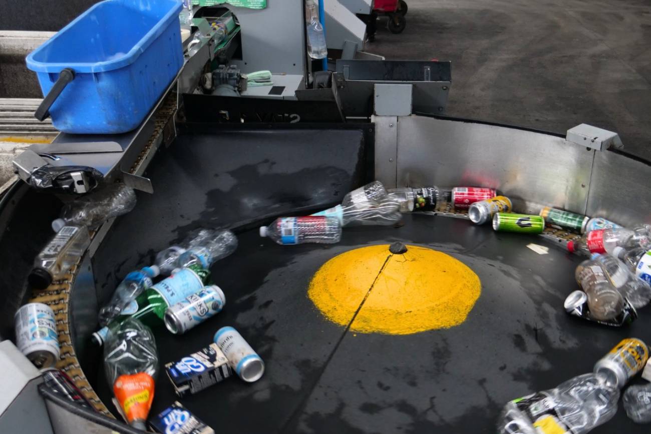 Damian Gordon recolectó más de 450.000 envases reciclables en playas, calles y festivales, y usó el dinero para pagar la entrada de su primera casa. (ABC Central Coast)
