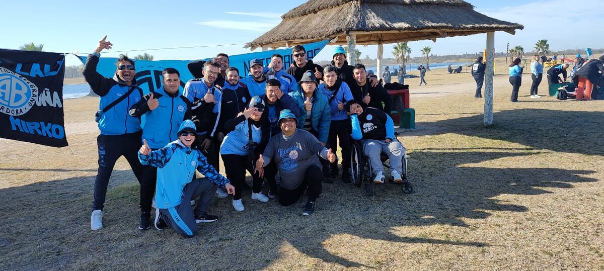 Los hinchas de Belgrano llegan de a miles a Villa Mercedes, para el partido por Copa Argentina. Se concentran en el Parque La Laguna, cerca del estadio La Pedrera. (La Voz)