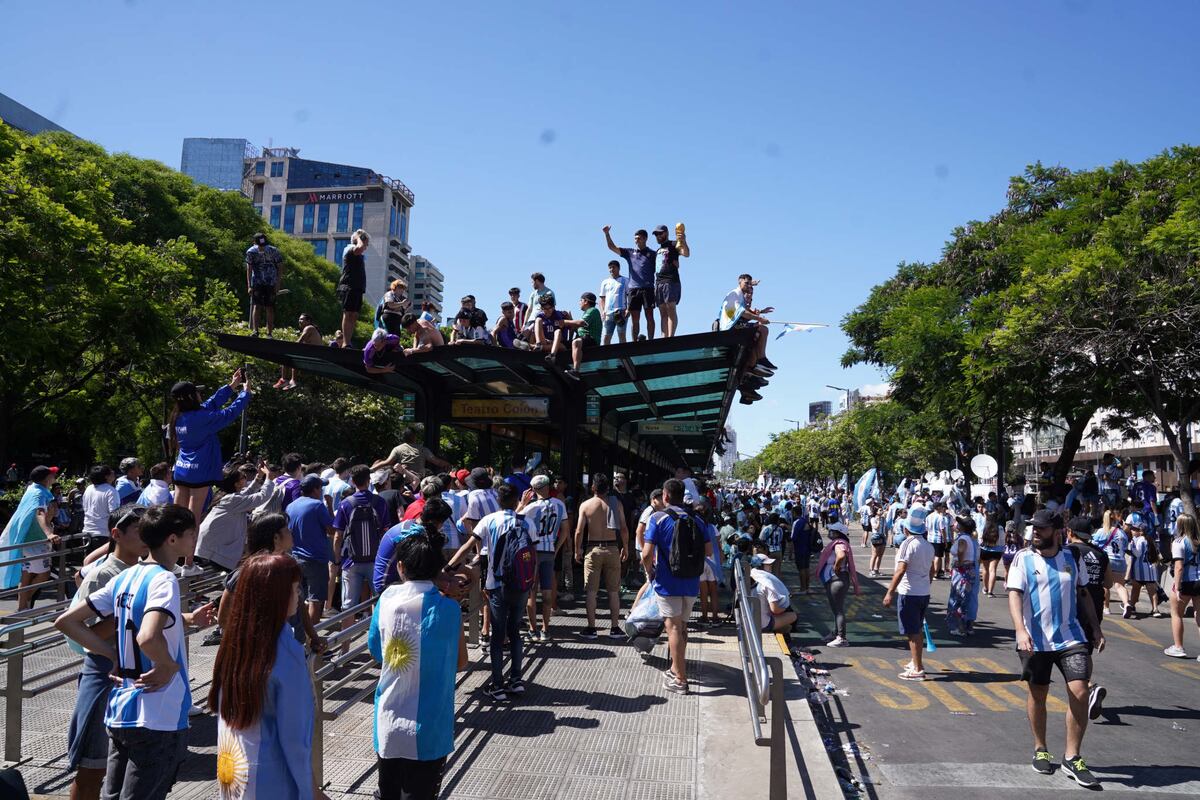 ARGENTINA CAMPEÓN GENTE SE JUNTA PARA VER LA CARAVANA EN EL OBELISCO PLAZA DE MAYO Y EZEIZA AFA
FOTO CLARÍN