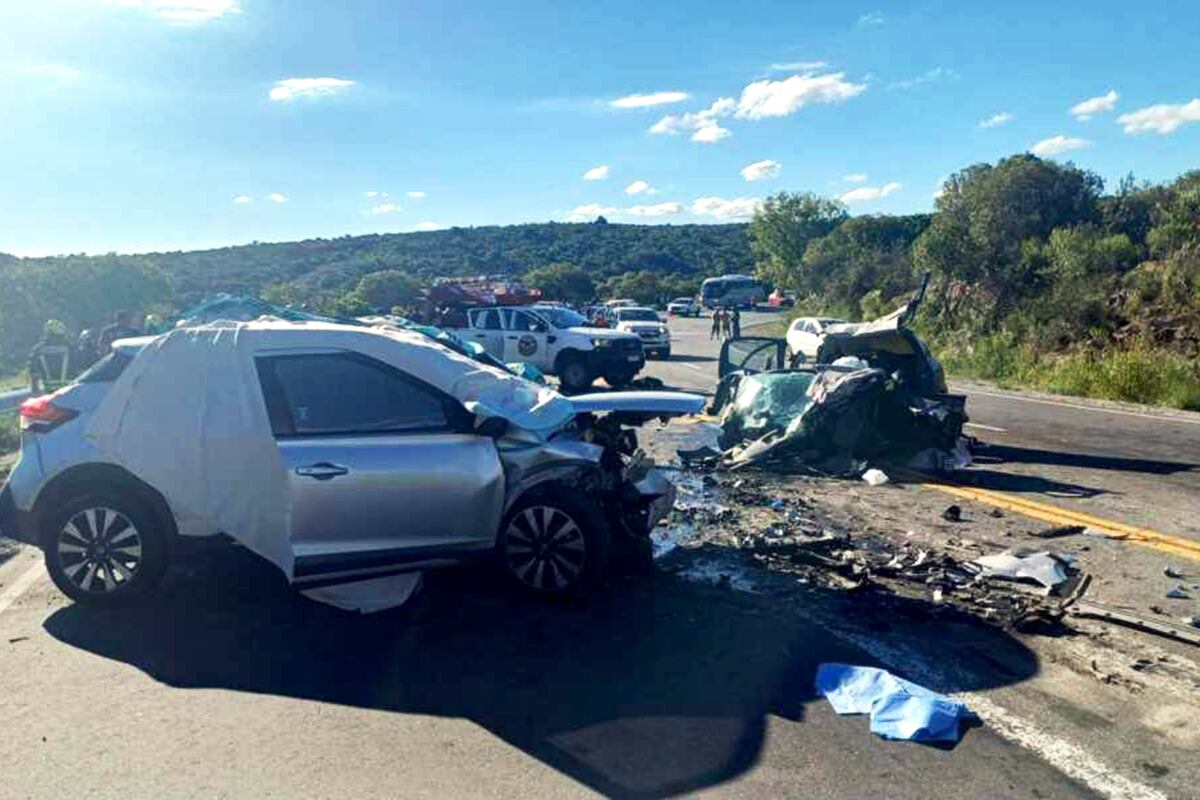 Cuatro muertos y dos heridos dejó el choque frontal entre la Nissan Kicks y el Peugeot 207 en las Altas Cumbres. (Policía)