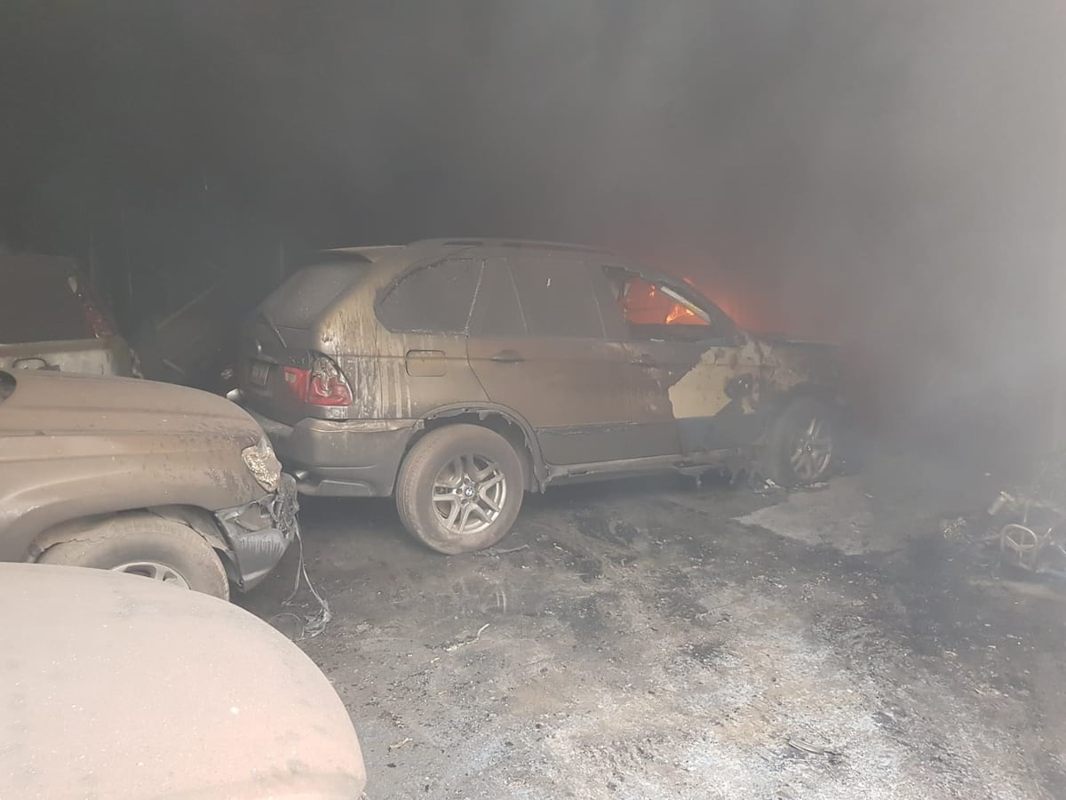 Daños. El incendio en el depósito de la Aduana causó graves daños en vehículos y otros objetos guardados. (Policía de Córdoba)