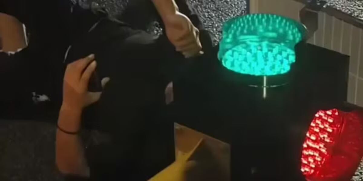 Manejaba un monopatín eléctrico y chocó contra un semáforo.