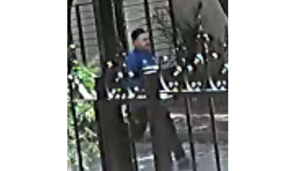 BARRIO RESIDENCIAL SAN CARLOS. Cámaras de seguridad registraron cuando dos hombres huian tras atacar a un joven de 15 años.
